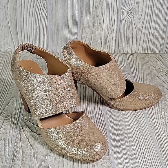 Seychelles Whirl Embossed Gold Metallic Round Toe Slingback Pumps Womens 6.5 NEW - Picture 2 of 15